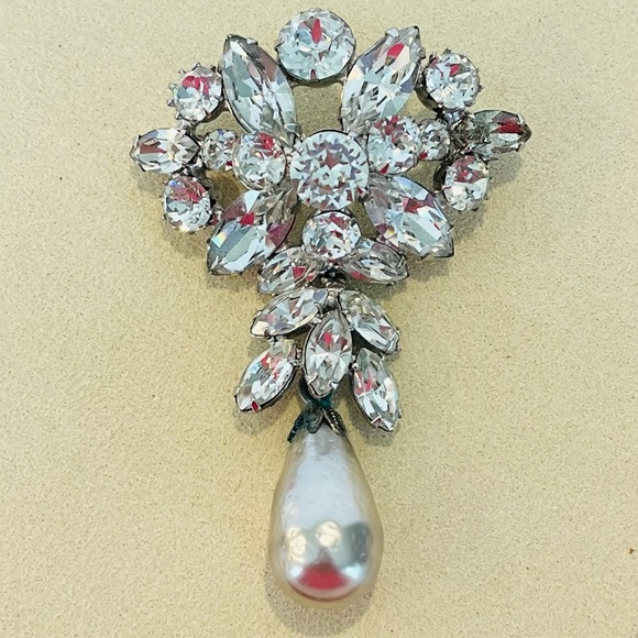 Vintage Silver Tone Crystal and Pearl Brooch Signed by Regency - Picture 2 of 8